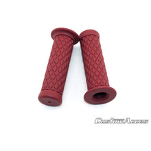 Carica l'immagine nel visualizzatore di Gallery, CUSTOM ACCES MANOPOLE MOD. FAST LINE COLORE ROSSO - COD. PE0010R - Materiale: gomma. Lunghezza: 123 mm. Diametro: 22 mm.