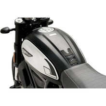 Carica l'immagine nel visualizzatore di Gallery, PUIG ADESIVO SERBATOIO PER DUCATI SCRAMBLER ICON 17-18 CARBON LOOK