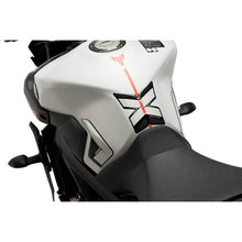 Carica l'immagine nel visualizzatore di Gallery, PUIG ADESIVO SERBATOIO YAMAHA MT-09 17-20 CARBON LOOK