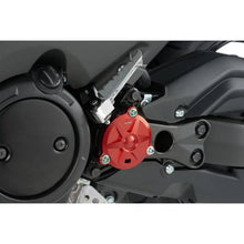 Carica l'immagine nel visualizzatore di Gallery, PUIG COPRI-PERNO FORCELLONE YAMAHA T-MAX MAX TECH 560 20-21 ROSSO
