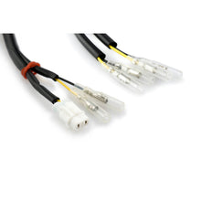 Carica l'immagine nel visualizzatore di Gallery, [ESEMPIO] PUIG FRECCE APRILIA CAPONORD 1200 13-17 - Kit e cablaggio - Kit Plug&amp;Play Luce targa Nero · 20312N
