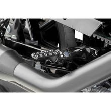 Carica l'immagine nel visualizzatore di Gallery, PUIG POGGIAPIEDI HONDA CB650 R NEO SPORTS CAFE 21-23 (ATTENZIONE: IL POGGIAPIEDI NON INCLUDE L'ADATTATORE)