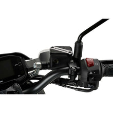 Carica l'immagine nel visualizzatore di Gallery, PUIG TAPPO SERBATOIO ANTERIORE PER FLUIDO FRENO PER BMW G310 GS 17-20 SILVER