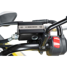 Carica l'immagine nel visualizzatore di Gallery, PUIG TAPPO SERBATOIO ANTERIORE PER FLUIDO FRENO SUZUKI GSR750 11-16 SILVER